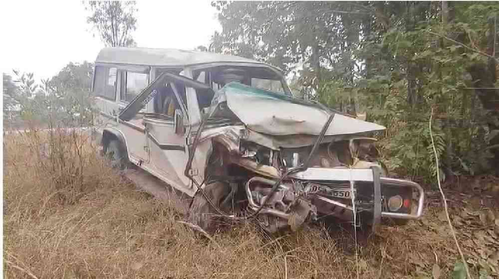 CG News : NH-30 पर कहर स्कॉर्पियो–बोलेरो की भीषण टक्कर में 2 की मौत, 12 घायल