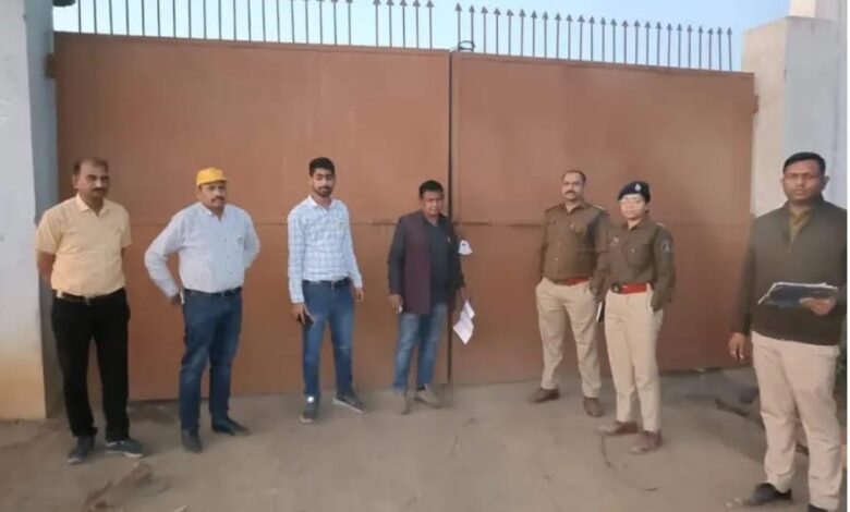 अवैध स्क्रैप यार्ड पर उरगा पुलिस का छापा, 30 लाख का सामान जब्त