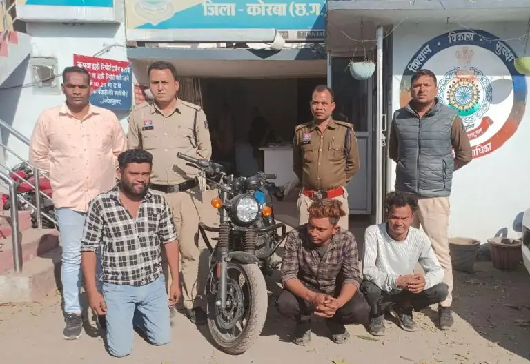 मोटरसाइकिल चोरी के मामले में तीन आरोपी को पुलिस ने किया गिरफ्तार….चोरी की गई मोटरसाइकिल आरोपियों से बरामद किया…