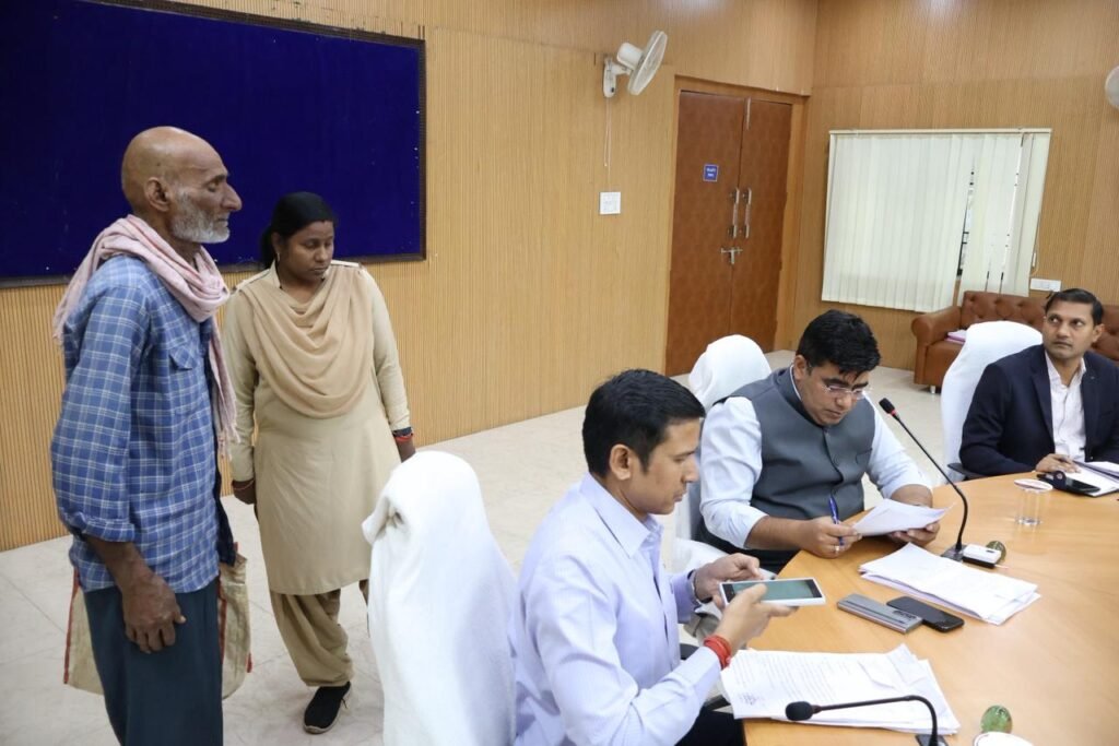 जनदर्शन में कलेक्टर ने सुनी दूरस्थ वनांचल से लेकर शहरी क्षेत्रों तक की समस्याएं प्राप्त आवेदनों को समय-सीमा में निराकरण के निर्देश