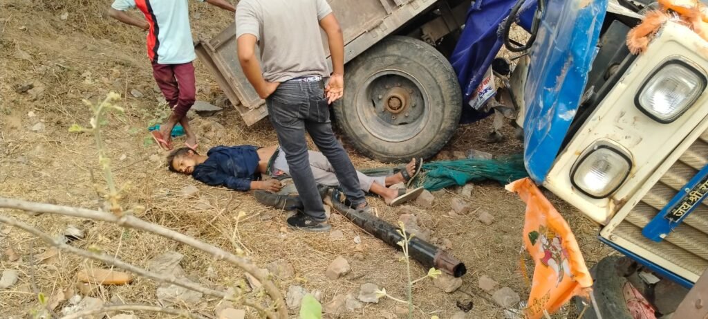 *कोरबा में तेज रफ्तार ट्रैक्टर पलटने से चालक की मौत, हेल्पर घायल*