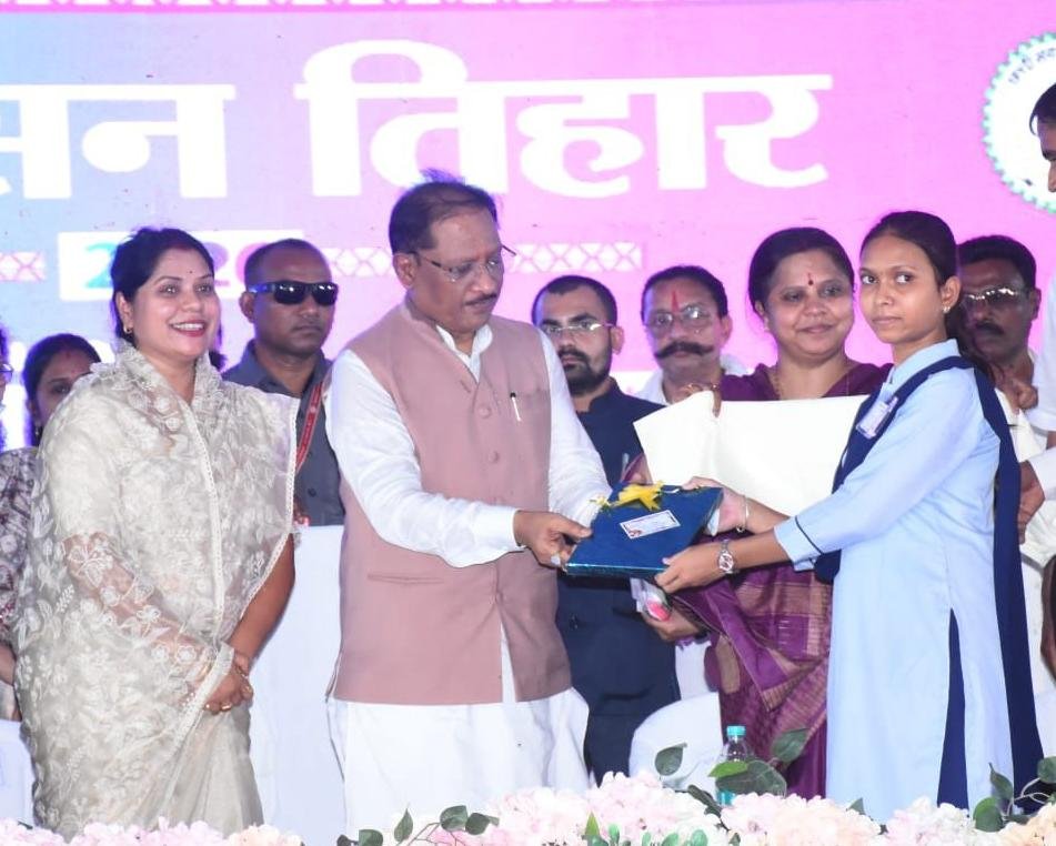 रायपुर : ग्रामीण अंचल की बेटी बनी प्रेरणा: मुख्यमंत्री श्री विष्णुदेव साय ने सराहा उत्कृष्ट प्रदर्शन ग्रामीण अंचल की बेटी बनी प्रेरणा