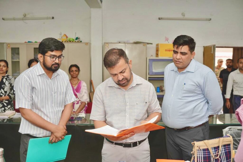 इरफ के जनसमस्या निवारण शिविर में शामिल हुए प्रभारी सचिव, हितग्राहियों को योजनाओं से लाभान्वित करने के दिए निर्देश