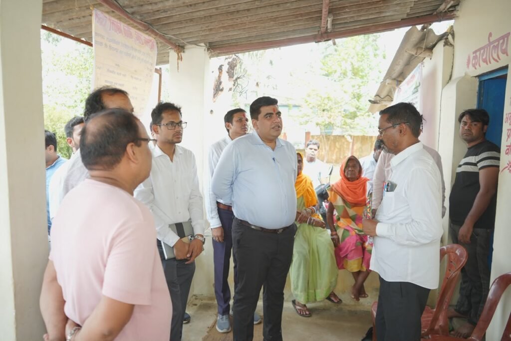 सहकारी समिति तिलकेजा का कलेक्टर ने किया निरीक्षण खाद-बीज की उपलब्धता का लिया जायजा, किसानों से किया संवाद