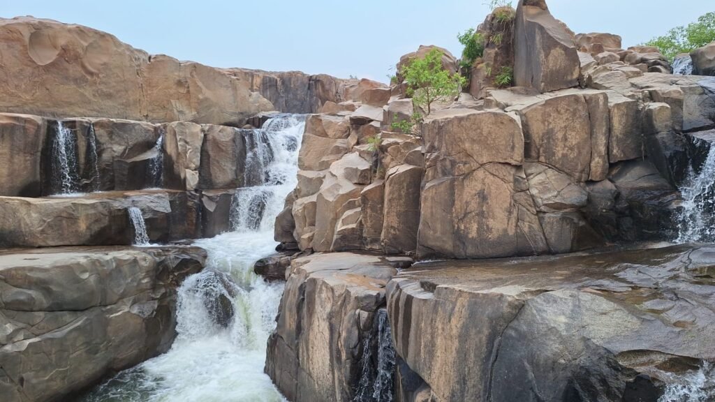 बारिश में खूबसूरती नहीं, खतरा भी दिखता है… इसलिए रहें सावधान उफनते झरने, फिसलन भरी चट्टानें और गहराता पानी बन सकता है जानलेवा