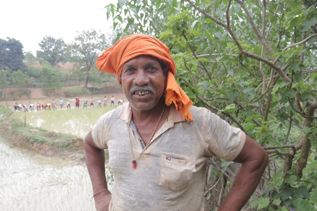 सुशासन से सशक्त किसान, समृद्ध हो रहा छत्तीसगढ़ ट्रैक्टर से जोताई, खेतों में रोपा और कृषक श्री कँवल सिंह का आत्मविश्वास