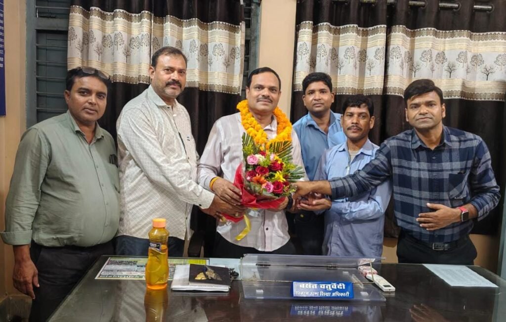नवपदस्थ विकासखंड शिक्षा अधिकारी बसंत चतुर्वेदी से छत्तीसगढ़ टीचर्स एसोसिएशन के पदाधिकारियों ने की सौजन्य मुलाकात
