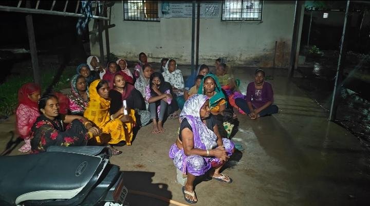 ग्रामीणों का फूटा गुस्सा बिजली के इंतजार में 1 हफ्ता बीता, डोंगरीभांठा की महिलाओं ने विद्युत दफ्तर में खोला मोर्चा