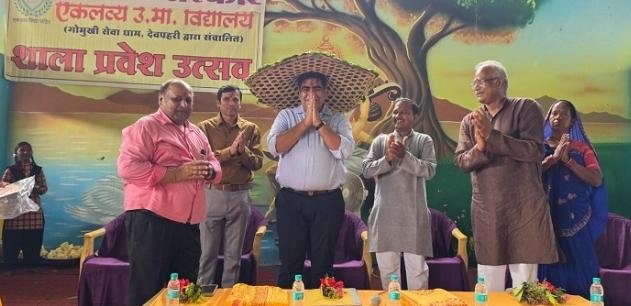 कोरबा: वनांचल देवपहरी पहुंचे कलेक्टर, एकलव्य विद्यालय में बच्चों के साथ मनाया प्रवेशोत्सव