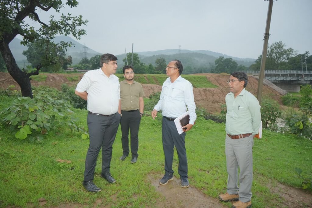 सड़क निर्माण कार्यों में तेजी लाएं, ग्रामीणों की सुविधा का रखें विशेष ध्यान: कलेक्टर श्री दुदावत पीएम जनमन एवं पीएमजीएसवाई की सड़कों का किया निरीक्षण, 15 नवंबर तक कार्य पूर्ण करने के निर्देश