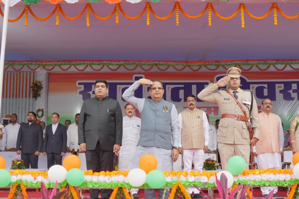कोरबा में 80 वें स्वतंत्रता दिवस हर्षोल्लास और उमंग के माहौल में संपन्न मुख्य अतिथि विधायक श्री अमर अग्रवाल ने ध्वजारोहण कर परेड की सलामी ली शहीद जवानों के परिजनों को किया सम्मानित