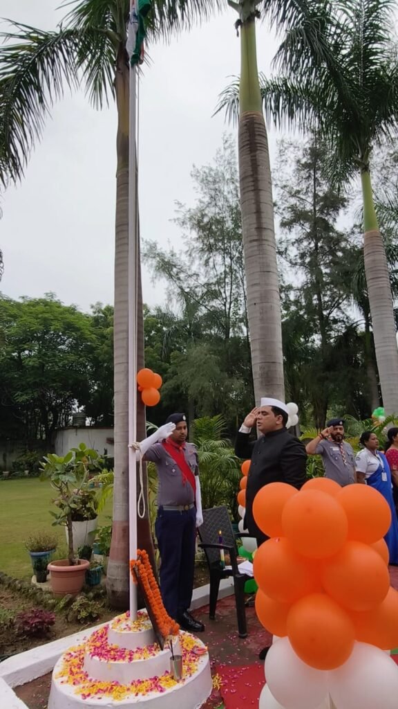 कलेक्टर श्री कुणाल दुदावत ने कलेक्ट्रेट परिसर में किया ध्वजारोहण स्वतंत्रता सेनानियों के बलिदान को स्मरण कर संवैधानिक मूल्यों के साथ देश के विकास में योगदान देंः- कलेक्टर श्री कुणाल दुदावत