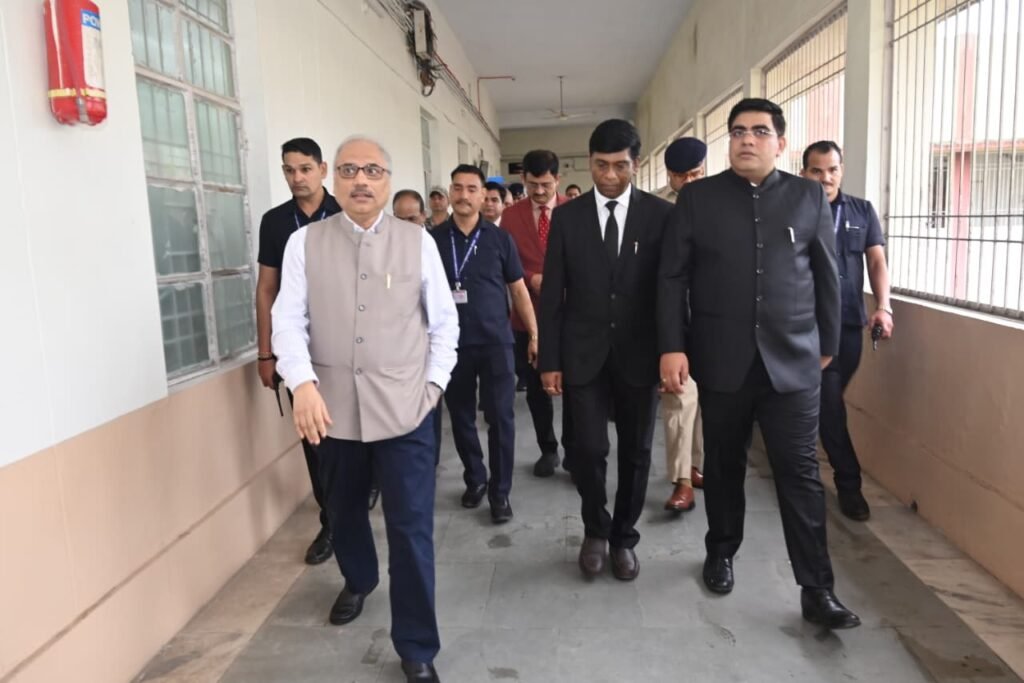 माननीय मुख्य न्यायमूर्ति श्री रमेश सिन्हा ने किया कोरबा जिला न्यायालय का निरीक्षणः न्यायालयीन व्यवस्थाओं, अधोसंरचना एवं निर्माण कार्यों का लिया जायजा, अधिवक्ता संघ द्वारा न्यायमूर्ति का किया गया सम्मान