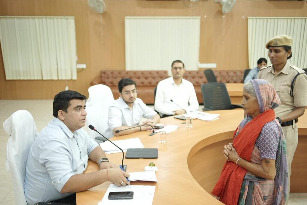 कलेक्टर जनदर्शन में सुनी गई आमजनों की समस्याएं, 45 आवेदन प्राप्त प्रकरणों का नियमानुसार एवं निर्धारित समय-सीमा में निराकरण सुनिश्चित करने के निर्देश
