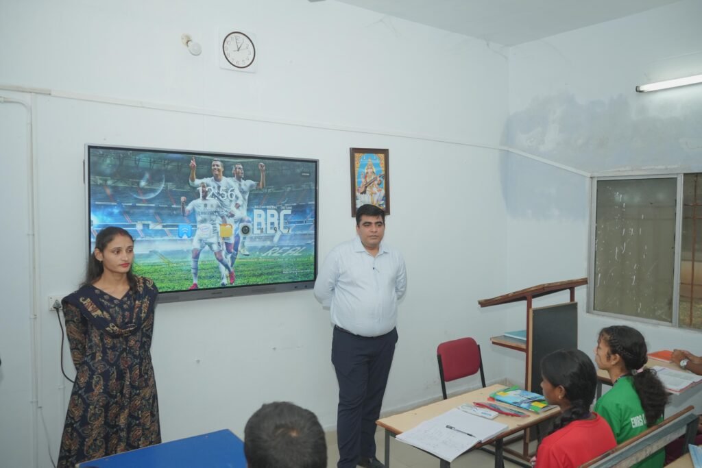 शिक्षक दिवस पर कलेक्टर कुणाल दुदावत बने शिक्षक, विद्यार्थियों को पढ़ाया मेहनत और अनुशासन का पाठ