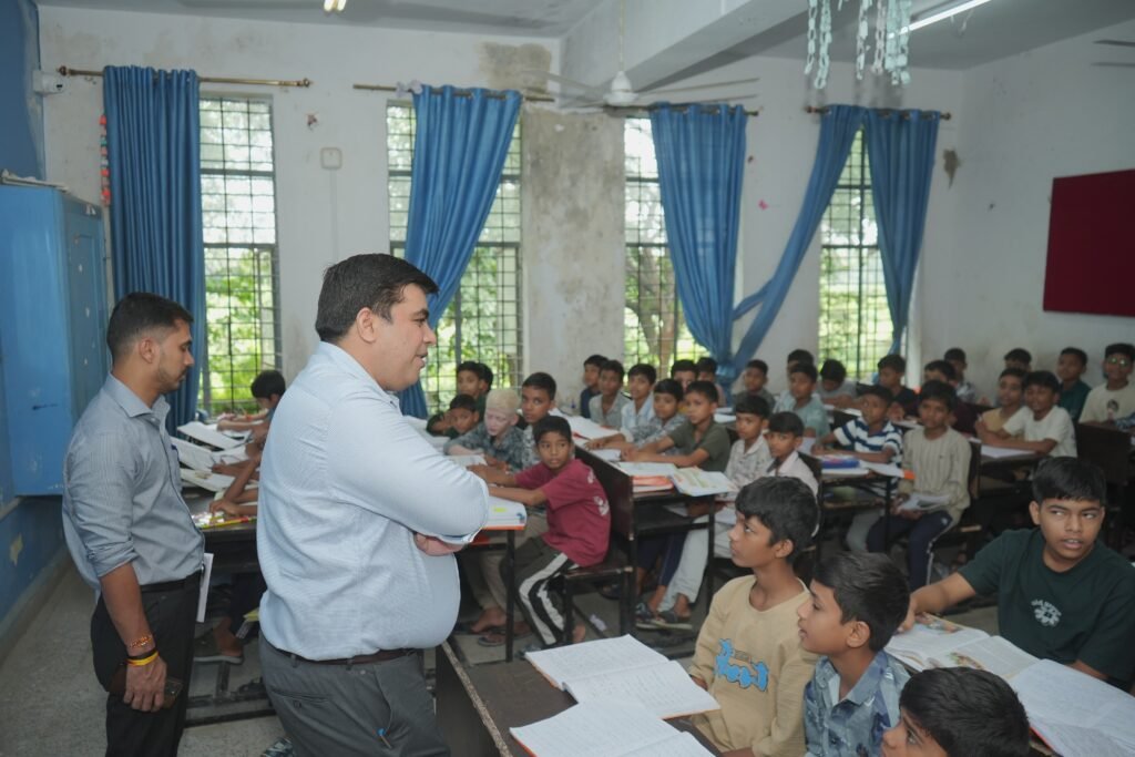जवाहर नवोदय विद्यालय छुरी में कलेक्टर ने विद्यार्थियों से किया संवाद कहा-लक्ष्य तय कर मन लगाकर पढ़ें, जिला प्रशासन हर कदम पर करेगा सहयोग