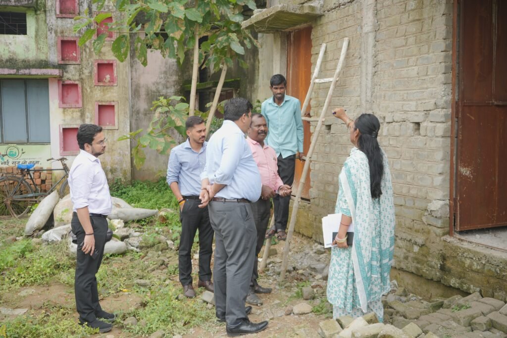 डीएमएफ के निर्माण कार्यों में गड़बड़ी पर कलेक्टर की सख्ती सीढ़ी मंगवाकर कलेक्टर ने मौके पर नपवाया सरिया, 8 एमएम की जगह 6 एमएम सरिया मिलने पर सब इंजीनियर को निलंबित करने के निर्देश