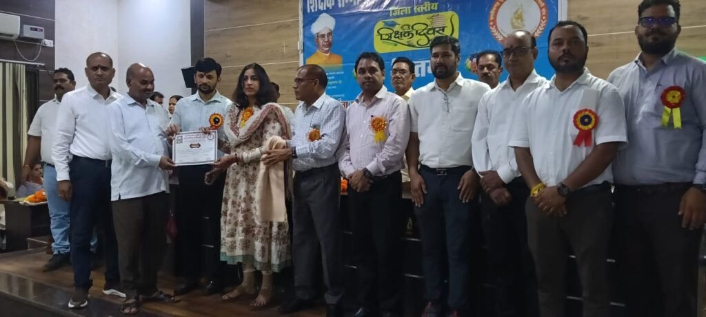 शिक्षक राष्ट्र निर्माता, उनका अनुभव समाज की अमूल्य निधि: तृतीय वर्ग कर्मचारी संघ ने 210 शिक्षक-कर्मचारियों को किया सम्मानित