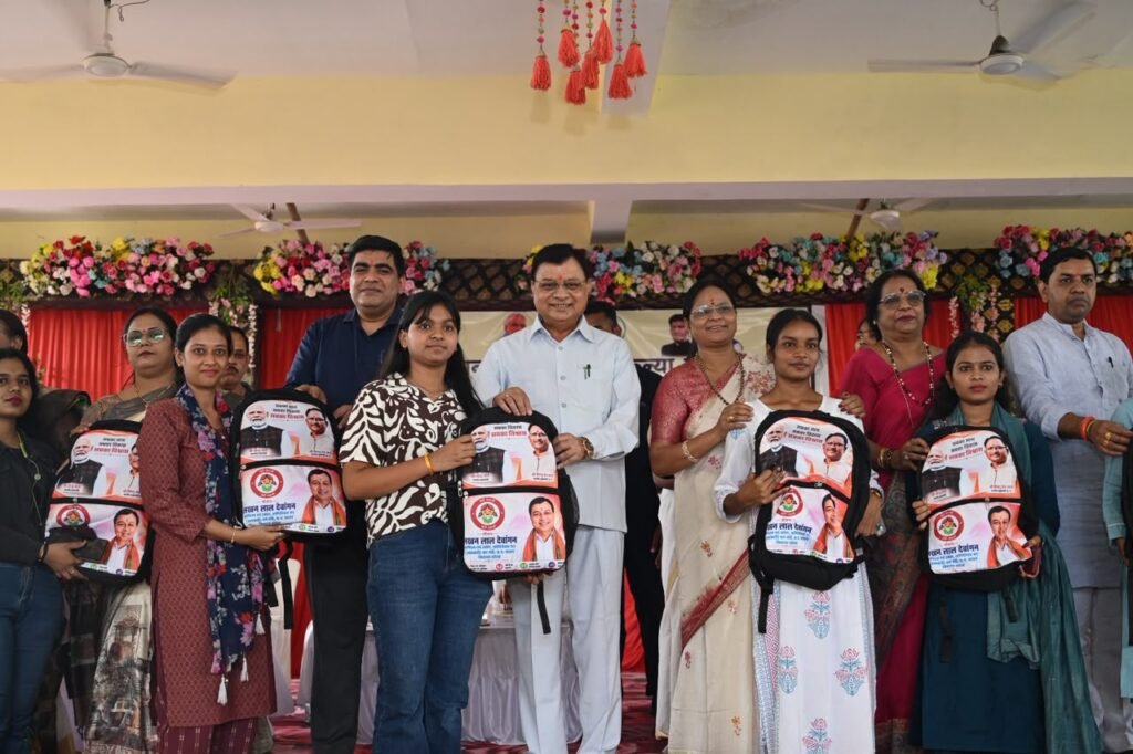 उद्योग मंत्री श्री लखन लाल देवांगन ने 1500 छात्राओं को वितरित की एजुकेशन किट, जिले के अन्य शासकीय महाविद्यालयों में भी विशाल डोम निर्माण की घोषणा मिनीमाता कन्या महाविद्यालय में दीक्षारम्भ समारोह में बोले मंत्री, बेटियां जितना पढ़ेंगी, उतना ही सशक्त होगा परिवार, समाज और प्रदेश