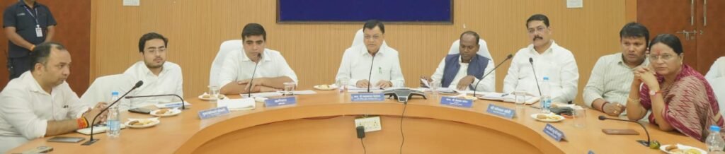 कैबिनेट मंत्री श्री लखन लाल देवांगन ने सेवा संकल्प अभियान की तैयारियों की ली समीक्षा बैठक जनभागीदारी से सेवा संकल्प अभियान को भव्य और व्यापक स्वरूप देने के दिये निर्देश