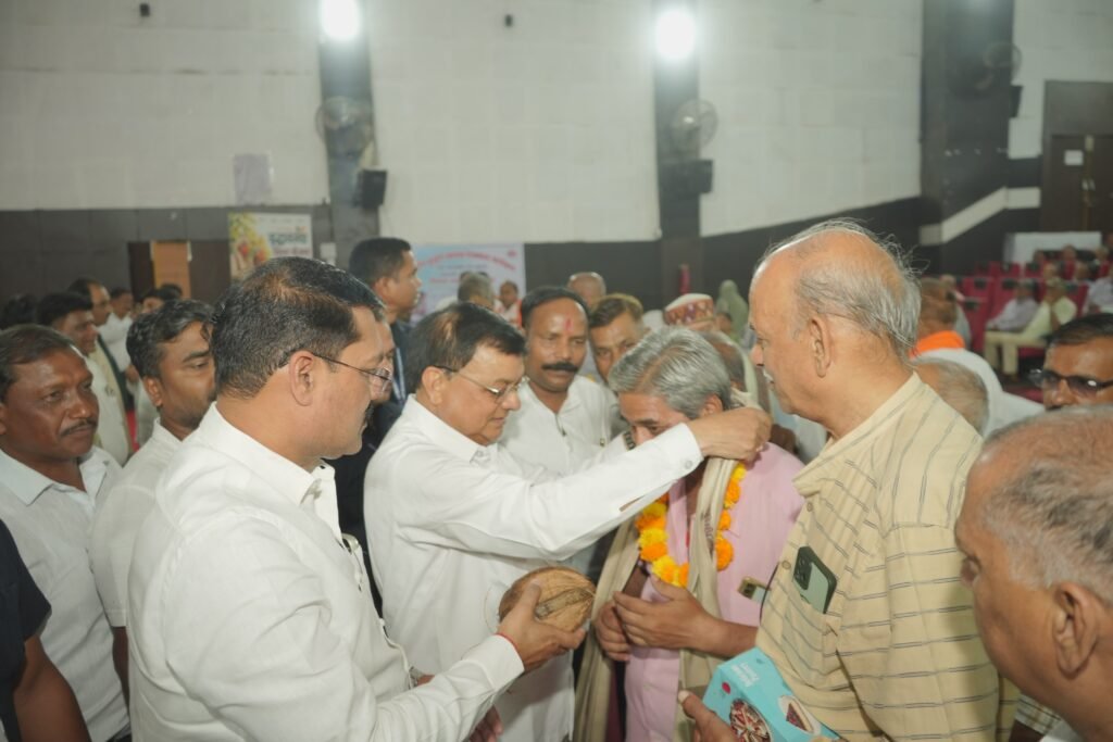 अंतर्राष्ट्रीय वृद्धजन दिवस : कैबिनेट मंत्री लखन लाल देवांगन के आतिथ्य में वरिष्ठ वंदन सम्मान समारोह, वृद्धजनों को शॉल-श्रीफल से किया सम्मानित